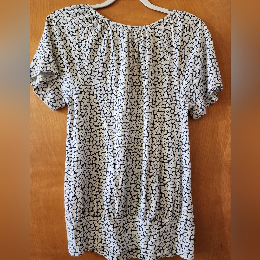 Old Navy low scoop neck shirt - Picture 2 of 3